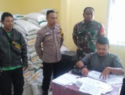 Warga Desa Batu Nunggal Bergembira Dapat Bantuan Beras dari Kemensos