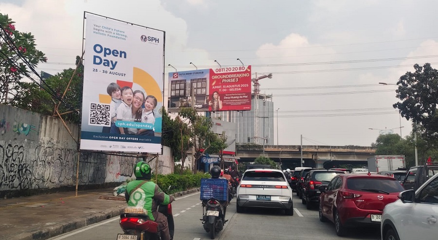 Reklame di Jalan Kembangan Raya Jakbar, Melanggar Aturan dan Berpotensi Bahaya