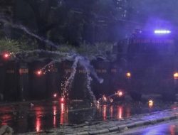 Demo DPR Ricuh, Batu dan Molotov Dilempar, Gas Air Mata Ditembakkan