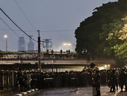 Jakarta Memanas, DPR Dikepung Massa Saat Prabowo Gelar Penganugerahan Tanda Jasa