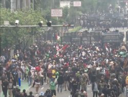 Bentrok di Depan DPR, Polisi Tembakkan Gas Air Mata, Massa Balik Serang