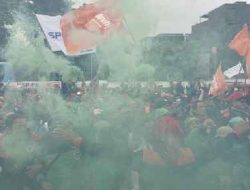 Unjuk Rasa Buruh: Upah Naik Tertahan, DPR Joget dengan Tunjangan Mewah