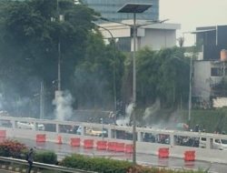 Setelah Buruh, Mahasiswa Gempur DPR: Demo Ricuh, Jalan Tol Lumpuh