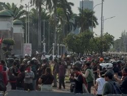 Ricuh di Mako Brimob: Gas Air Mata Dilepaskan, Massa Lanjutkan Aksi di DPR