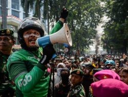 Mako Brimob Dikepung Massa Ojol, Tuntut Keadilan untuk Driver yang Dilindas Rantis