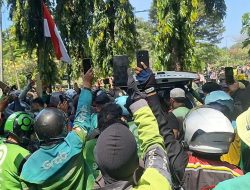 Lautan Jaket Hijau Iringi Pemakaman Driver Ojol yang Tewas Terlindas Rantis Brimob, Tahlil Menggema