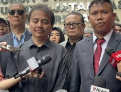 Roy Suryo Klaim Peluncuran Buku Jokowi’s White Paper Berjalan Sukses Meski Dapat Intimidasi