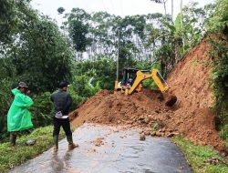 Longsor Tutup Akses Jalan di Cipetey Kabandungan, Diduga Akibat Hujan Deras