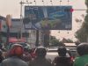 Reklame Raksasa di Kebon Jeruk Diduga Langgar Pergub, Warga Khawatir Ancaman Keselamatan
