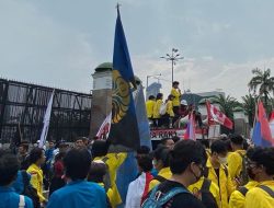 Ribuan Mahasiswa Gelar Aksi #RakyatTagihJanji di Depan DPR RI, Tagih 17+8 Tuntutan Rakyat