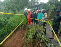 Hujan Deras Picu Longsor, Akses Jalan Desa di Parakan Salak Tertutup Material Tebing