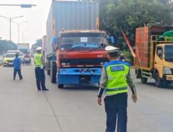 Masih Ditemukan Pelanggaran, Polda Jateng Sekat Kendaraan Sumbu Tiga di Terboyo Semarang