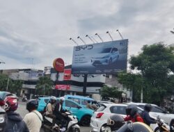 Langgar Aturan Tata Kota, Reklame Ilegal Marak di Kebon Jeruk dan Grogol Petamburan