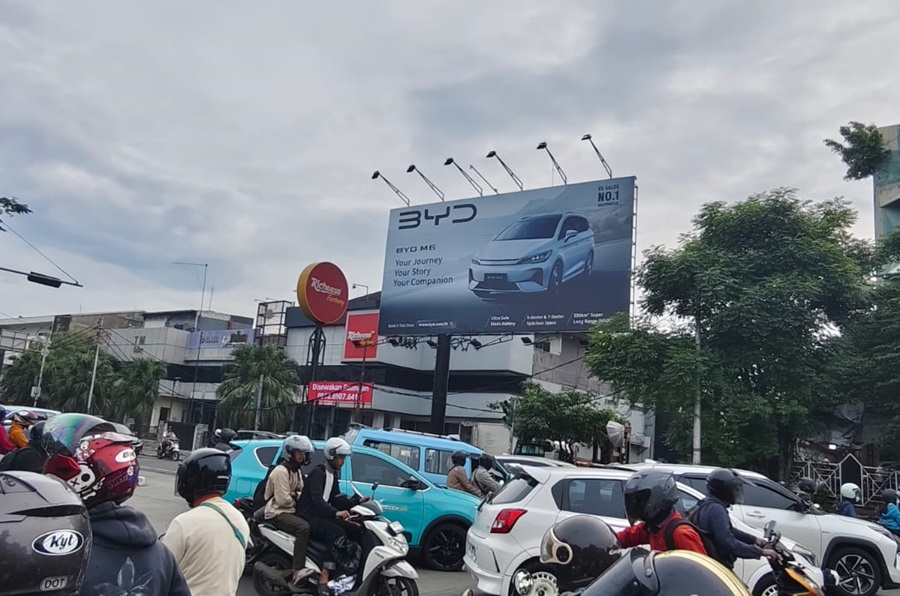 Langgar Aturan Tata Kota, Reklame Ilegal Marak di Kebon Jeruk dan Grogol Petamburan