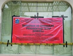 Melanggar Pergub RDTR, Pemkot Jakbar Segel Bangunan Padel di Kembangan Selatan