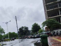 Diduga Berlangsung Lama, Parkir Liar di Kawasan CNI Puri Kembangan Jadi Sorotan Publik