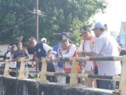 Targetkan Tekan Genangan, Wali Kota Jakbar Turun Tangan Bersihkan Saluran Air Jembatan Lima