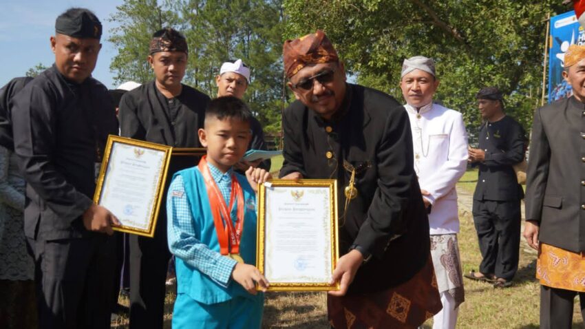 Pemkab Sukabumi Salurkan Beasiswa Hardiknas, Dorong Lahirnya SDM Unggul dan Berdaya Saing