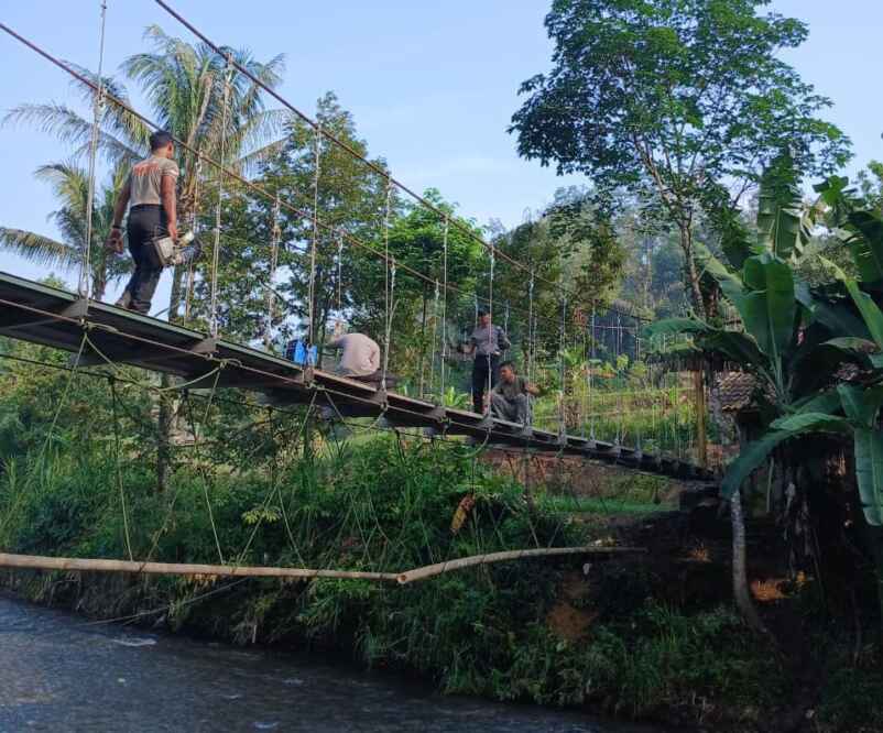 Satbrimob Polda Banten Revitalisasi Jembatan di Bayah