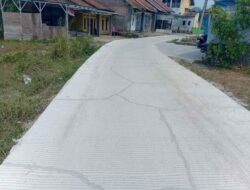 Diduga Tak Pakai Besi Tulangan, Jalan Cor Beton 300 Meter di Kemuning Retak Sebelum 3 Bulan